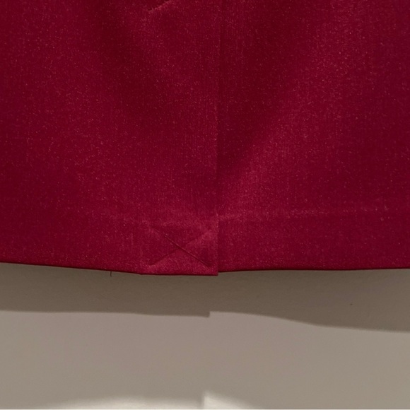 ISAAC MIZRAHI Women’s FABULOUS NEW WITHOUT TAGS Burgundy Red Crepe Skirt… - Picture 4 of 4
